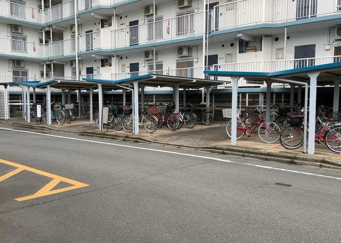 マンションの駐輪場は、事前に空きがあるか確認を取ると安心です。せっかく入居したのに駐輪スペースがない！なんてことになったら大変ですよね。そこで、内見時や購入前にはまず事前に確認しておくと良いでしょう。