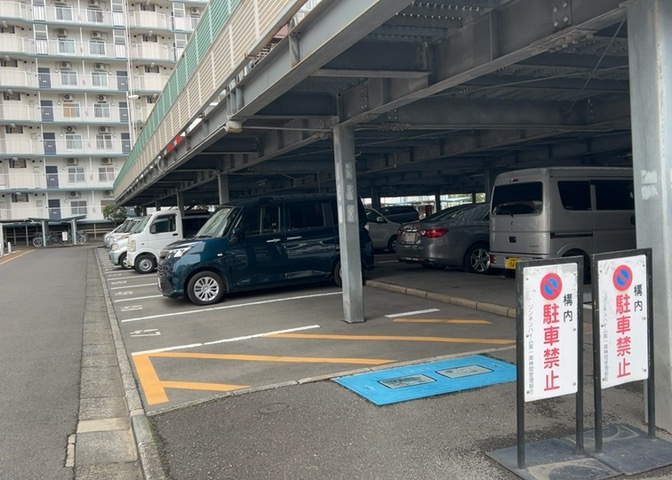 駐車場と明記されていても、最小スペースでつくられた駐車場だと大型車は駐車できなかったり、出入りしにくくなったりする可能性があります。お車のサイズと購入したい物件の駐車場のサイズを現地で確認しましょう。