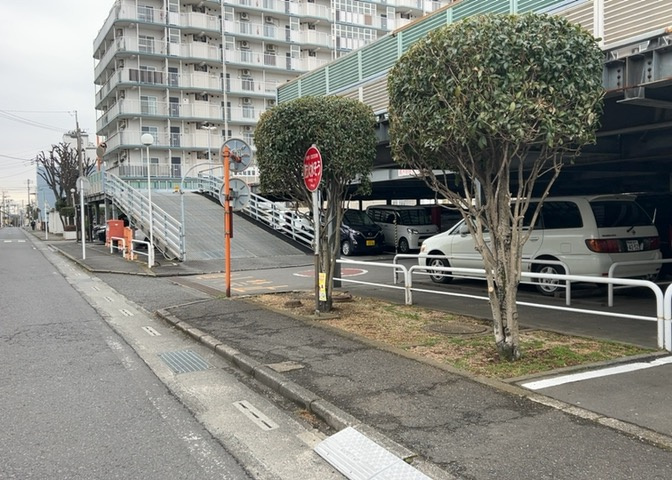 物件によっては、入居者が個人的に使用できる専用庭がついているものもあります。また、住宅の中にある土間の部分を庭と呼ぶこともあります。庭の用途は住む人によって変わり、それによってデザインもさまざまです。