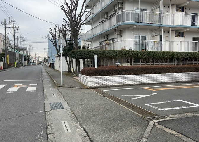 中庭（パティオ）とは、一つの建築物の内部に設けられた、壁などで囲われている庭のことを指します。コの字型、ロの字型が主流ですが、L字型の中庭もあります。最近では、インテリア性の高さからも人気があります。