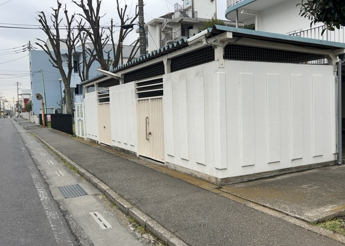 共有部分は、住民なら誰もが使える設備のこと。例えば駐車場やエレベーター、インターネット設備、セキュリティ設備などがあります。他にも、マンションの廊下・外部階段やエントランス・ゴミ置き場などがあります。