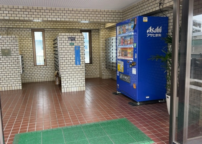 ラウンジは、マンションの共用スペースに椅子やテーブルなどを配置した利用者が寛げる空間です。屋内型ラウンジと屋外型ラウンジがあります。共用部分の管理状況と合わせて、詳細については現地でご確認ください。