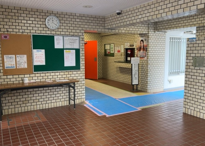 ロビーというと、エントランスと何がちがうの？と思いますよね。実はロビーとエントランスには明確な決まりはありません。物件によっては、エントランスを入って広がるある程度の広さのある空間がロビーとなります。