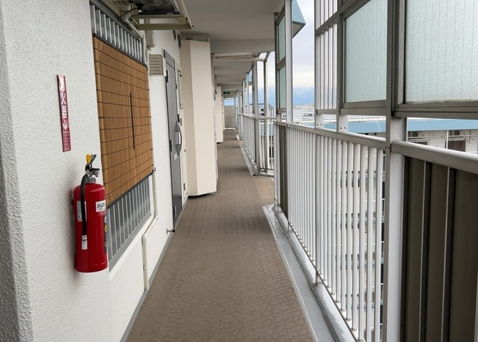 共有部分は、住民なら誰もが使える設備のこと。例えば駐車場やエレベーター、インターネット設備、セキュリティ設備などがあります。他にも、マンションの廊下・外部階段やエントランス・ゴミ置き場などがあります。