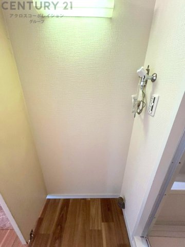 洗濯物の仕分け作業がしやすく、整理整頓が容易になります。洗濯音や湿気を他の部屋に持ち込まず、生活環境を快適に保ちます。上部を活用すれば収納スペースを確保でき洗剤や洗濯用品の整理もしやすくなります。