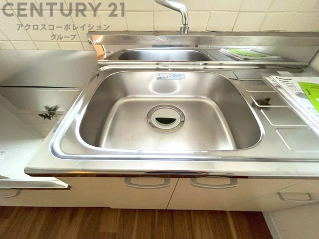 大きなシンクでお鍋などの大きな調理器具を洗う際にも便利です。