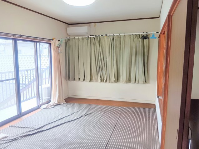 7.6帖の南向きの洋室には明るい光が差し込みます！
