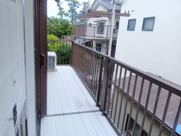 南向きのバルコニーは洋室と居間から出入りができ、どちらからも洗濯物の出し入れができます！