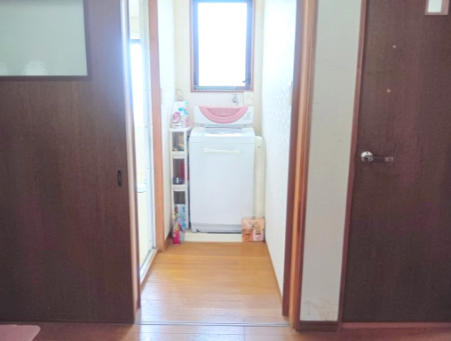 脱衣所はコンパクトで洗濯機も置けます！