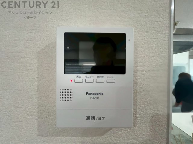 訪問者が来たときにテレビ画面で確認できるため、安心してドアを開けられます。録画機能があるものもあり、留守中に来訪者を記録しておくことができます。利便性が高く、セキュリティ面でも安心です。
