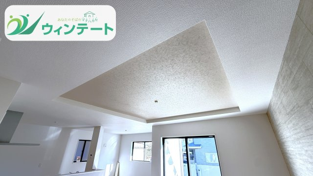 折り上げ天井のデザインが美しいLDK。キッチンからリビング全体が見渡せる配置で、家族の会話が自然と弾みます。