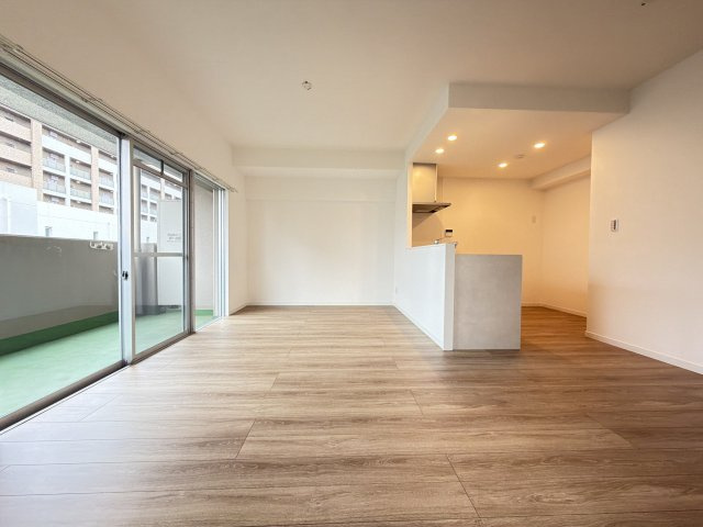 【リノベーション仕様】大きな窓からは快適な光を取り入れ、通気性能を上げる事で居心地の良い空間を演出します。
