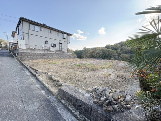 高台に広がる約60坪のゆとりある売土地。周辺は落ち着いた閑静な住宅地で、自然を感じながら穏やかな暮らしが叶います。日当たりも良好で、開放感ある眺望も魅力。住宅設計の自由度が高く、閑静な住宅地です。