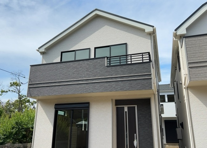 バルコニーは、室外の専用スペースのうち、「屋根がなく開放された空間」であるものを指します。ベランダより広いタイプのものが多く、日当たりもよいため家庭菜園などを楽しみたい人にとって適した環境となります。
