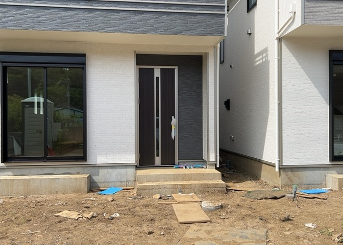敷地内には、散水栓や立水栓があります。水道水を直接利用できるため、水を運ぶ手間を省くことが出来ます。大量の水を必要とする洗車作業や清掃などに役立ちます。その他設備とあわせて、現地でご確認ください。