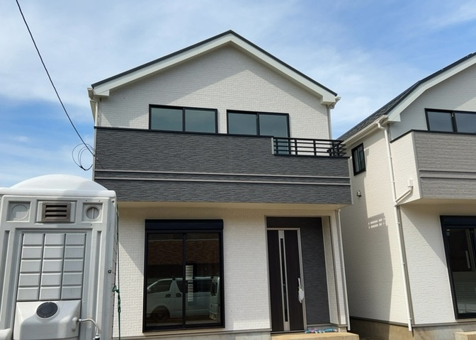現地に行くなら、物件の周囲の地形がどうなっているかを見ることも大切です。周辺より低くなっている土地では、大雨などで水が集まりやすいため、地盤が弱くなっているということも考えられるため、注意が必要です。