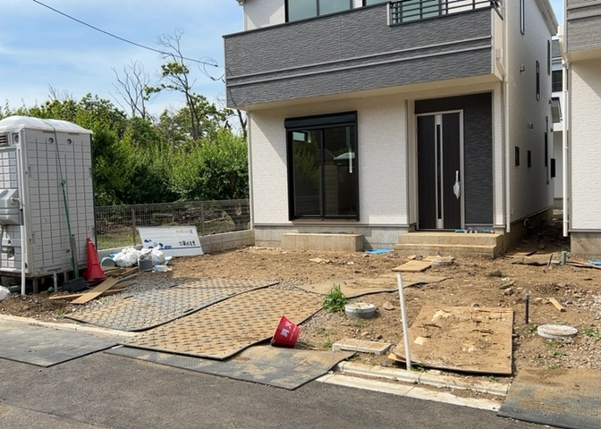 道幅が狭い場所は比較的土地の値段が低いことが多く、また交通量が少ないため騒音が少なく静かな環境で過ごせます。また、小さいお子様がいるご家庭も安心です。一方で車の駐車が難しいというデメリットもあります。