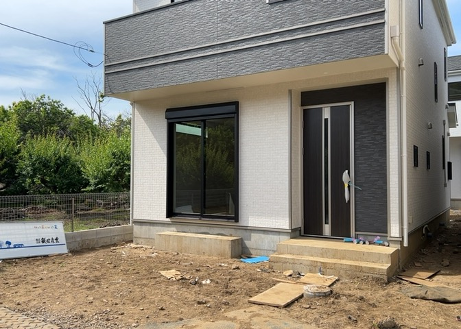 玄関は、狭すぎると複数人で使いにくく、広すぎても無駄な空間になりがちです。最低2畳を目安にして、家の広さとの兼ね合いや家族の人数を考慮して決めるとよいでしょう。現地を見学して快適な玄関を選びましょう！
