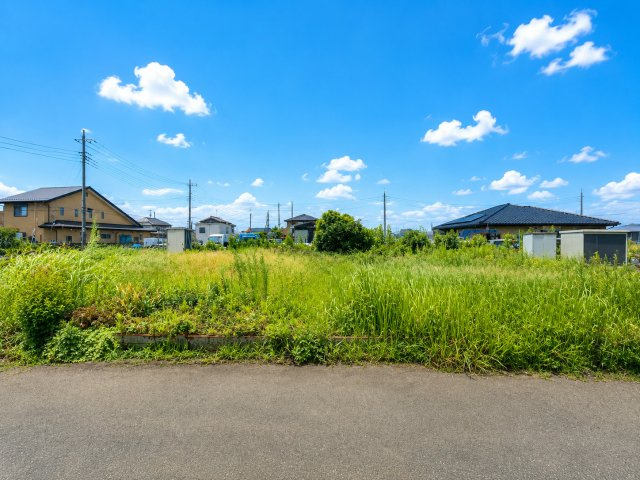 開放感のある現地。現在は農園・資材置場として利用されています。