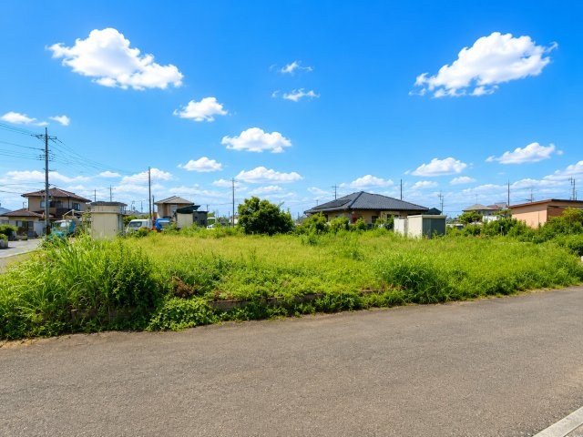 周辺も農園や資材置場として利用されている、ゆとりある土地です。