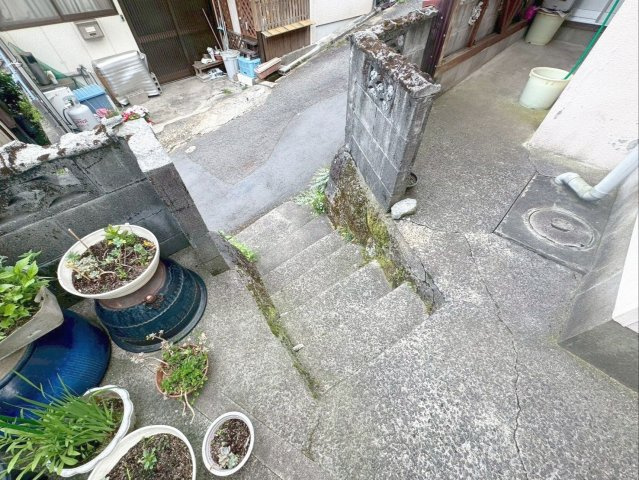 前面道路と高低差のある宅地で、プライバシーが確保できますね！