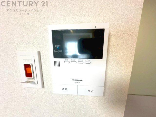 訪問者が来たときにテレビ画面で確認できるため、安心してドアを開けられます。録画機能があるものもあり、留守中に来訪者を記録しておくことができます。利便性が高く、セキュリティ面でも安心です。