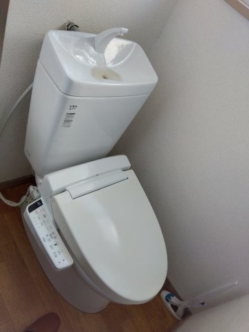 小窓付きで、明るく清潔感のあるトイレです。