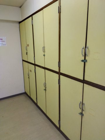 共有スペースに物置があります。　荷物が増えても安心ですね。