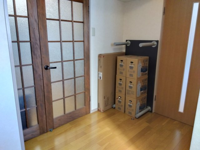 玄関とお部屋を仕切るドアはすりガラスになっています。　光が入るのでお部屋が明るくなりますね。