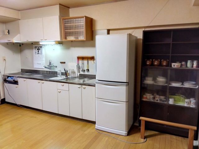キッチンには吊戸棚があります。　収納が多く、広々としたシンクです。作業がはかどりそうですね。