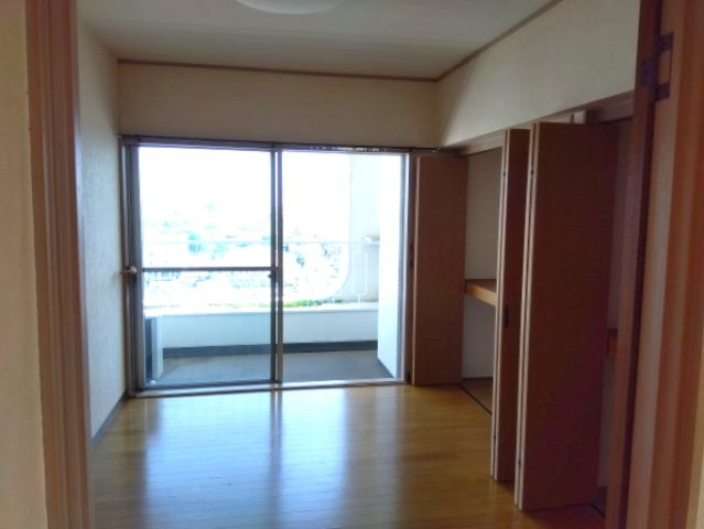 大きな窓で開放感があります。　収納も広く、お部屋がスッキリ見えますね。