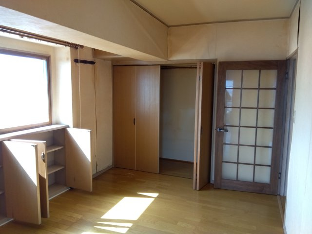 収納の多い洋室です。　お部屋を広く使う事が出来ますね。