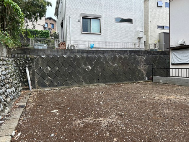 土地の形が極端に長細かったり、狭小地、あるいは道路との高低差がある傾斜地だった場合、後々売ろうとしても買い手がつかない場合もあります。後々、売却することになった時に価値の下がらない土地を選びましょう。