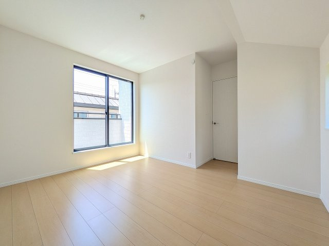～2階6.5帖の洋室　2面採光で明るく風通しの良いお部屋です～