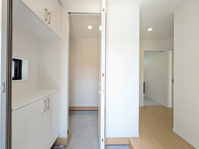 ～大容量シューズインクローク付き　物が溢れがちな玄関をスッキリとした状態に保てます～