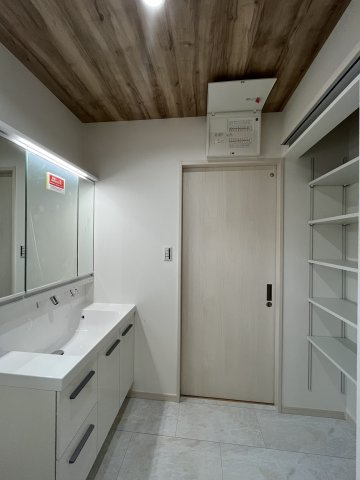 可動棚付きなので収納の仕方は自由です♪