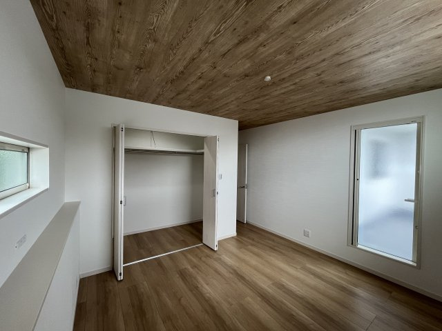 バルコニーに面しているのでお布団を干すのもスムーズですよ♪