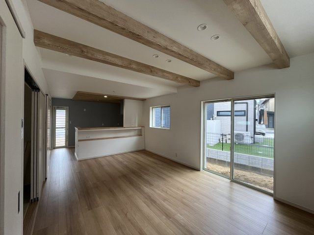 広々とした18帖のリビングで、快適な暮らしを実現できます。また、日が差すためさらに明るく感じることができます♪