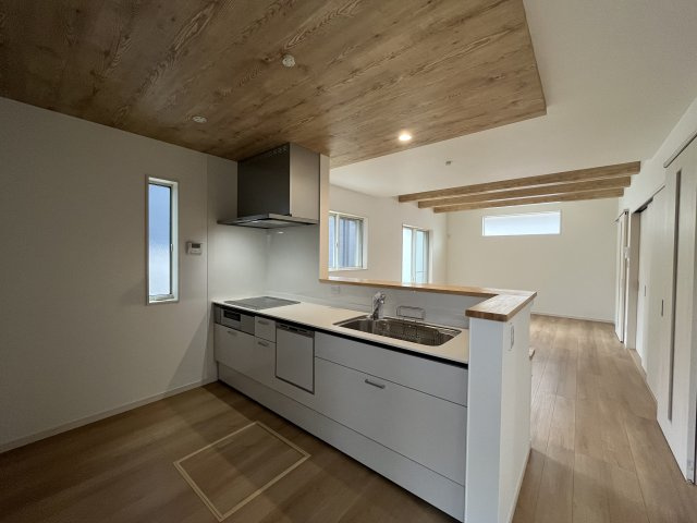 人気の対面キッチンです♪作業をしながら家族の様子が見えて、コミュニケーションも取りやすくなります