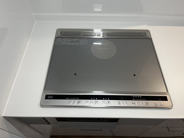 しっかり火力もある3口のIHクッキングヒーターです。吹きこぼれなど汚れもサッとお掃除。