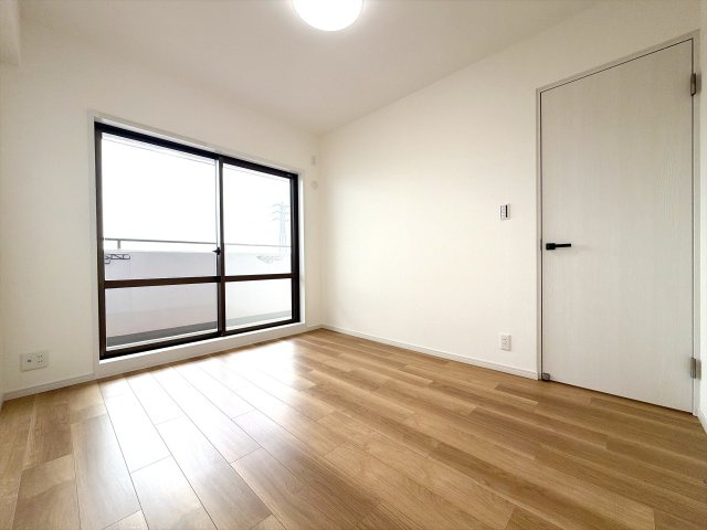 5.0帖の南東洋室になります♪南向きで日当たり良好です♪