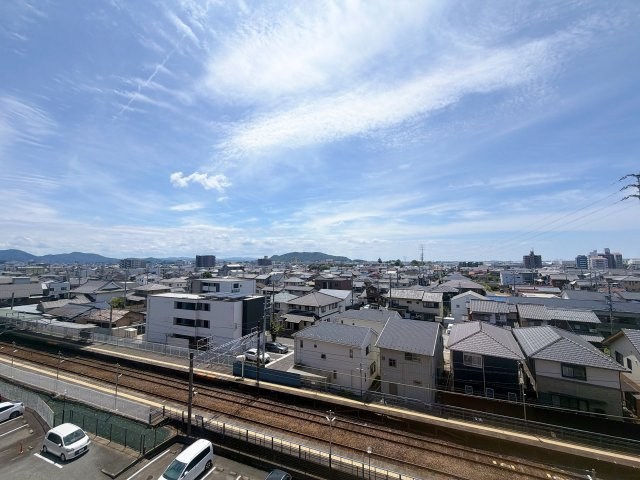 バルコニーからの眺望になります♪周辺に高い建物がなく、各務原市街を一望していただけます♪