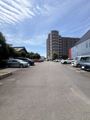 敷地内駐車場継承可能です♪幅も広く駐車しやすいです♪