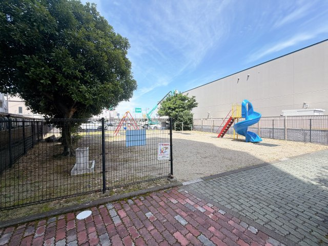 マンション前には公園があり、小さなお子様も安心して遊んでいただけます♪
