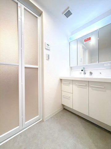 シャワー付き洗面台になります♪鏡裏にも収納がございます♪