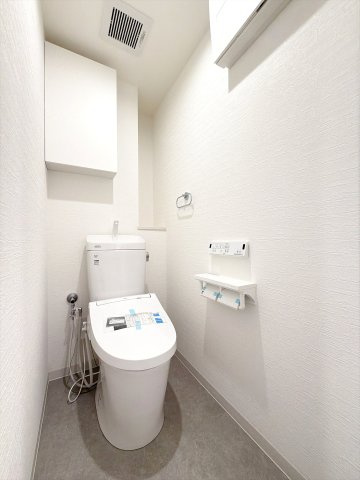 温水洗浄機能付きのトイレになります♪