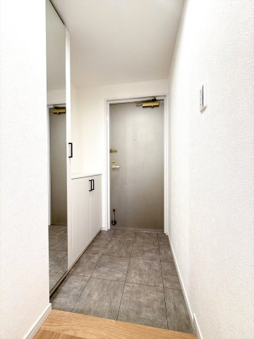 玄関になります♪シューズボックスは姿鏡付で、お出かけ前の身だしなみチェックにご活用ください♪