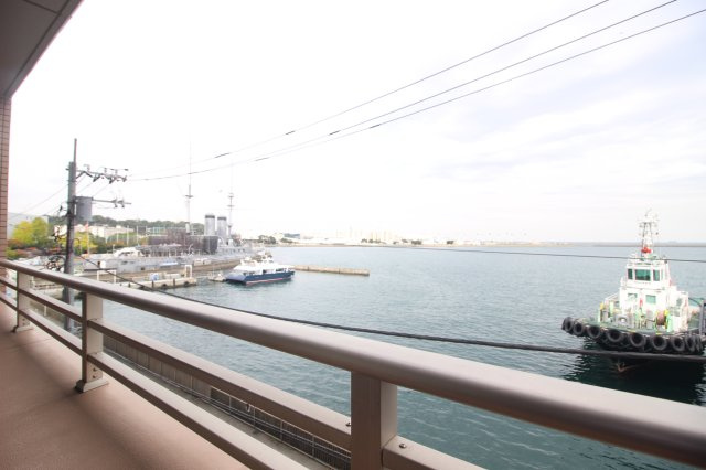 バルコニーから東京湾（海）、猿島を一望できます。「三笠公園」の戦艦三笠がよく見えます。