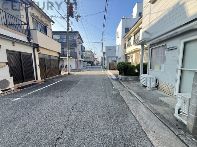 西側道路は約6ｍ幅となっておりゆとりがあります。　