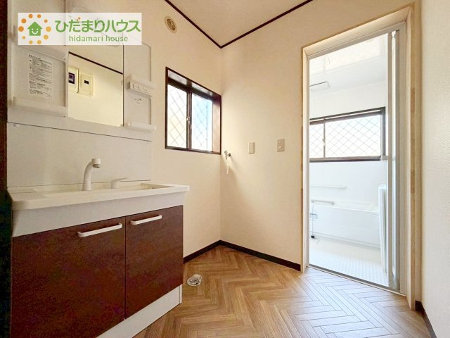 ゆったりとした洗面所には物入れを完備！タオルや洗剤をしまえます(^^)/